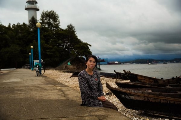 Một người phụ nữ tại thành phố cảng Wonsan. (ảnh: Mihaela Noroc/Huffington Post).