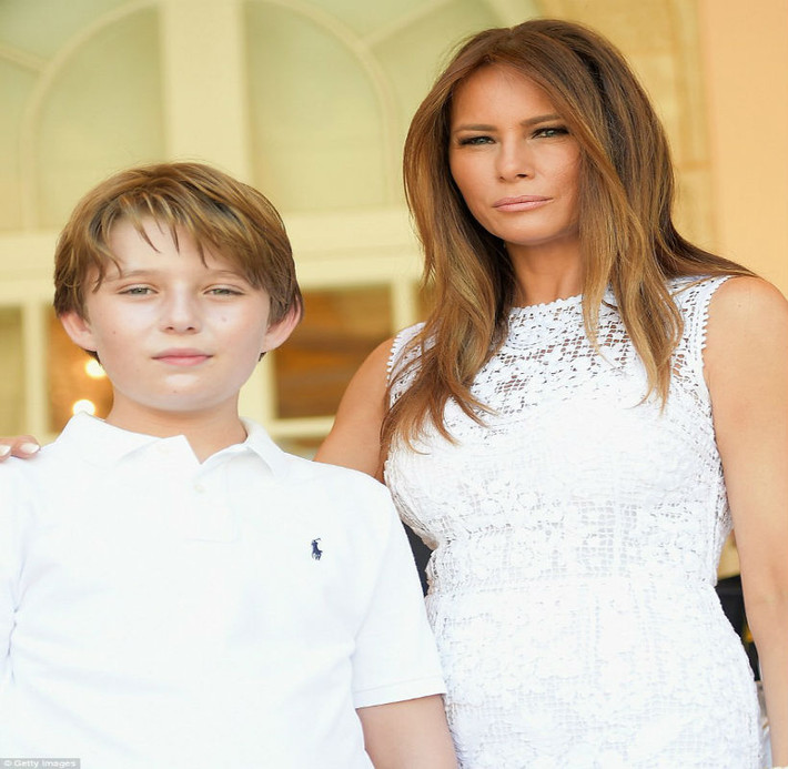 Bà Melania chụp ảnh cùng con trai, Berron.