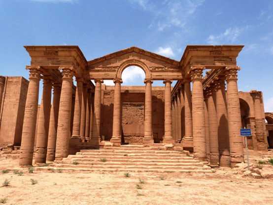Hồi tháng 3/2015, các chiến binh khủng bố cực đoan mang các đồ tạo tác cổ ra khỏi Hatra, Iraq, sau đó chúng sử dụng búa và vũ khí tự động để phá hủy các tòa nhà ở thành phố cổ 2.000 năm tuổi này. Được biết, Hatra từng được UNESCO công nhận là di sản thế giới năm 1985.