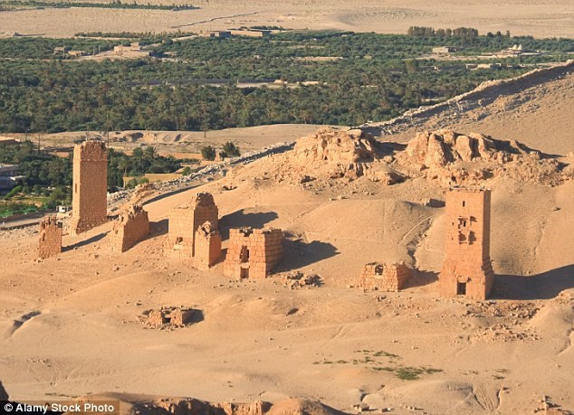 Các chiến binh IS cũng cho nổ tung ba ngôi mộ tháp hai nghìn năm tuổi tại thành phố Palmyra. Ảnh: Ba ngôi mộ tháp cổ khi chưa bị phá hủy.