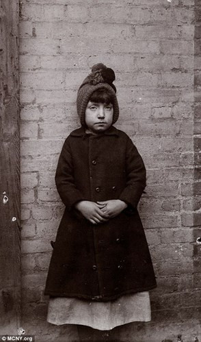 Hình ảnh một bé gái lớn lên ở khu ổ chuột tên là Katie bé nhỏ. (ảnh: Jacob Riis/MCNY).
