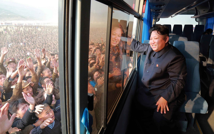Hàng nghìn người dân Triều Tiên chào đón nhà lãnh đạo Kim Jong-un.