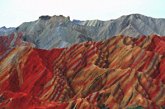 Công viên Địa chất Zhangye Danxia ở thị trấn Trương Dịch có những núi đá nhiều màu sắc là một trong những cảnh đẹp mê hồn không nên bỏ lỡ khi bạn tới thăm tỉnh Cam Túc, Trung Quốc. Danxia có nghĩa là “đám mây hồng” được hình thành từ khối đá sa thạch đỏ bị xói mòn qua thời gian.