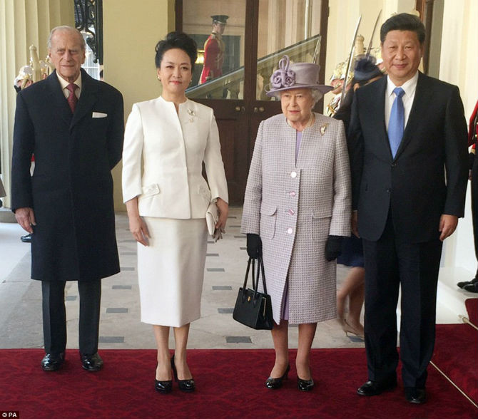 Từ trái sang: Hoàng tế Philip, bà Bành Lệ Viện, Nữ hoàng Elizabeth và Chủ tịch Tập Cận Bình chụp ảnh tại lối vào cung điện Buckingham.