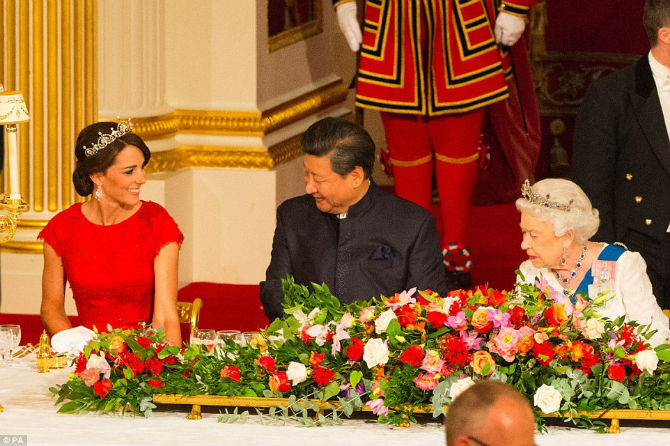 Buổi quốc yến được Nữ hoàng Anh Elizabeth II chủ trì tại Cung điện Buckingham để tiếp đãi Chủ tịch Tập Cận Bình cùng Đệ nhất phu nhân TQ Bành Lệ Viện trong khuôn khổ chuyến thăm Anh kéo dài bốn ngày của nhà lãnh đạo Trung Quốc. Ảnh: Chủ tịch Trung Quốc Tập Cận Bình tươi cười khi ngồi cùng bàn với Công nương Anh Kate Middleton và Nữ hoàng Elizabeth.