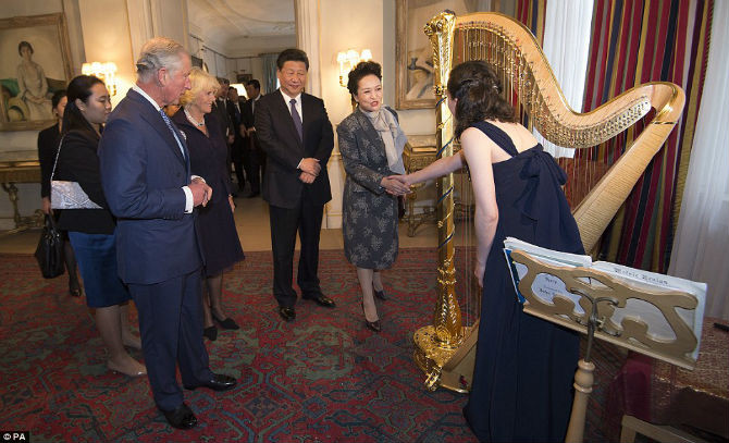 Bà Bành bắt tay nghệ sĩ hạc cầm Anne Denholm tại Clarence House.