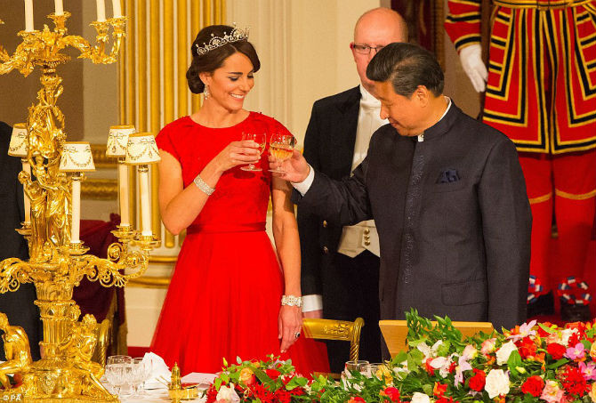 Công nương Kate nâng cốc chào mừng Chủ tịch Tập Cận Bình và phu nhân Bành Lệ Viện đến thăm Anh.