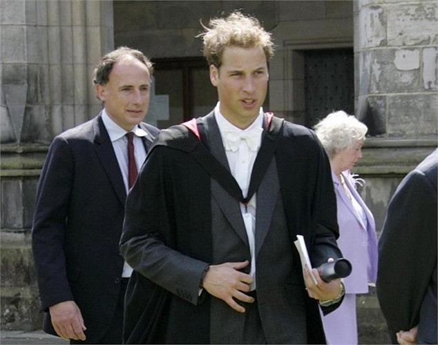 Năm 2001, Hoàng tử William bắt đầu theo học tại Đại học St. Andrew, Scotland sau chuyến đi đến Belize, Chile và nhiều quốc gia châu Phi để giúp đỡ những người dân khó khăn. Hoàng tử tốt nghiệp sau đó 4 năm với tấm bằng Thạc sĩ Nghệ thuật của Scotland và trở thành người kế vị có bằng cấp nhất.