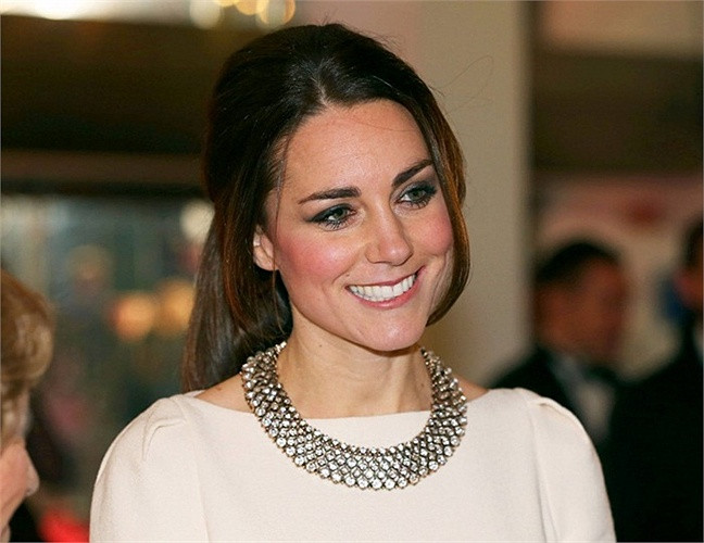 William không phải là niềm tự hào duy nhất của gia đình khi phu nhân, Công nương Kate Middleton cũng từng theo học ngành Lịch sử Nghệ thuật của Đại học St. Andrew, ngôi trường nơi Kate và William gặp nhau. Điều này biến cô trở thành cô dâu Hoàng gia đầu tiên có bằng đại học.