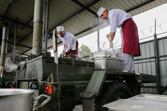 Các nồi nấu thức ăn được bố trí trên xe kéo bán cơ động nhằm thuận tiện trong việc di chuyển trên chiến trường.