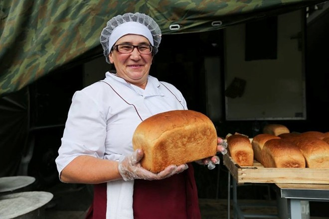 Bánh mì, món ăn truyền thống không thể thiếu trong bữa ăn của người Nga nói chung và các quân nhân nói riêng.