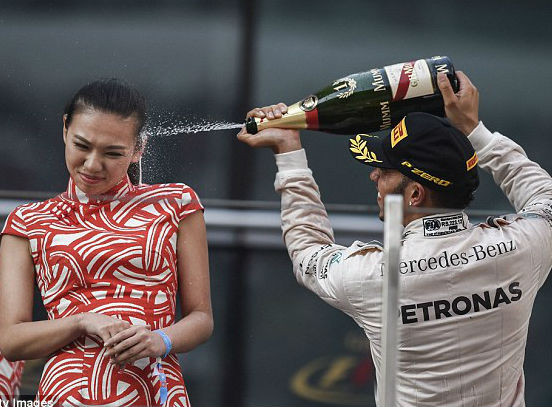 Trước đó, Lewis Hamilton đăng quang một cách thuyết phục tại giải Grand Prix Trung Quốc tổ chức ở Thượng Hải năm 2014. Khi đó, tay đua đã phụt sâmpanh vào mặt một người mẫu để ăn mừng chiến thắng.