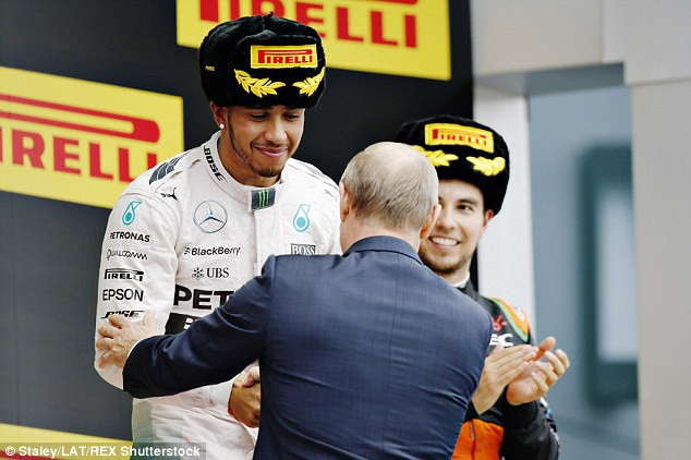 Tổng thống Nga Vladimir Putin chúc mừng Lewis Hamilton sau khi tay đua giành ngôi đầu tại Sochi Grand Prix.