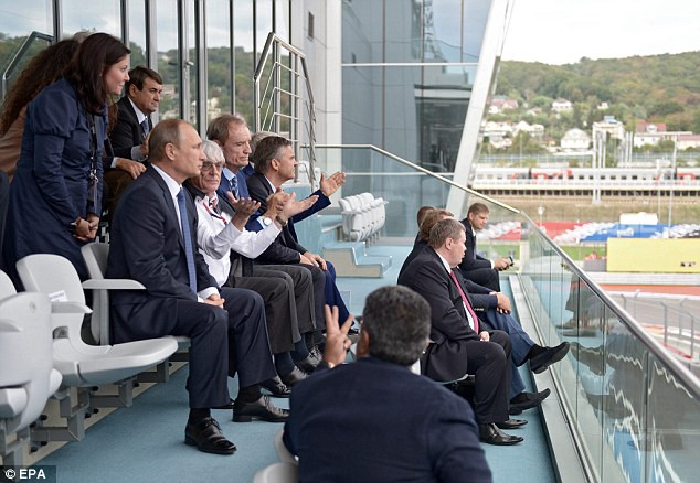 Trước đó, Tổng thống Putin ngồi xem đua xe Công thức 1 ở trường đua Sochi.