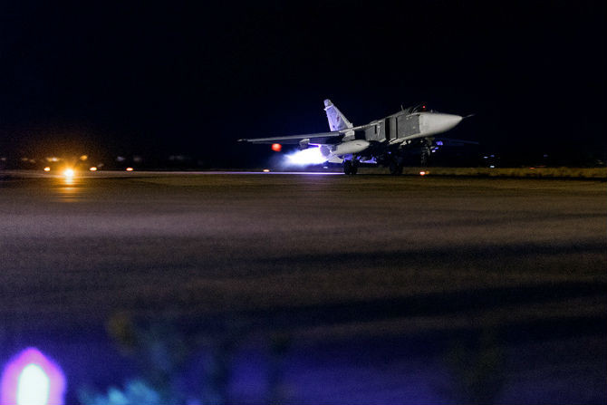 Máy bay tấn công Sukhoi Su-24M của Nga cất cánh từ căn cứ không quân Hmeymim để tiến hành không kích IS tại Syria.