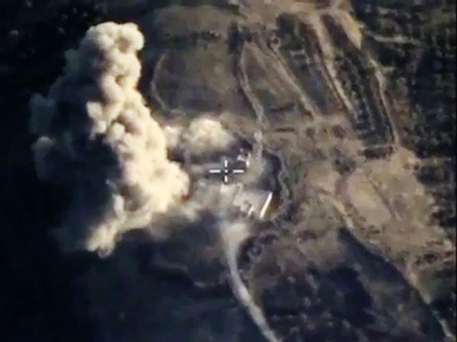 Máy bay Nga phá hủy một cứ điểm của IS ở tỉnh Idlib, Syria.