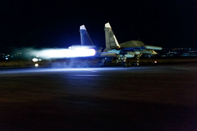 Máy bay tấn công Sukhoi Su-34 cũng chuẩn bị rời phi trường Hmeymim tại Syria.