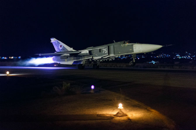 Sukhoi Su-24M của Nga chuẩn bị cất cánh làm nhiệm vụ vào ban đêm.