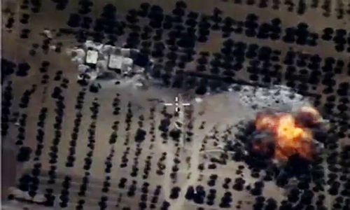 Máy bay Nga phá hủy kho cung cấp nhiên liệu của phiến quân IS ở gần thị trấn Khan Shaykhun, tỉnh Idlib, Syria.