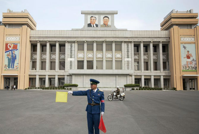 Một cảnh sát Triều Tiên hướng dẫn giao thông trước Sân vận động Kim Il-sung ngày 8/10/2015.