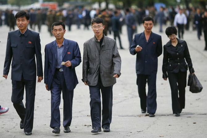 Người Triều Tiên trên đường tới sân vận động Kim Il-sung để xem trận đấu bóng ngày 8/10.