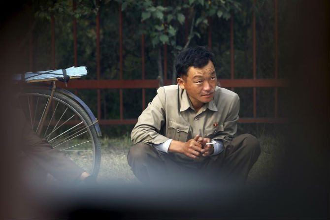 Một người đàn ông Triều Tiên ngồi hút thuốc ngày 8/10.