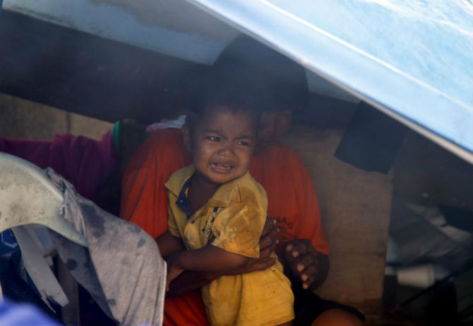 Em bé khóc vì sợ hãi khi cơn bão Koppu đổ bộ vào Philippines.