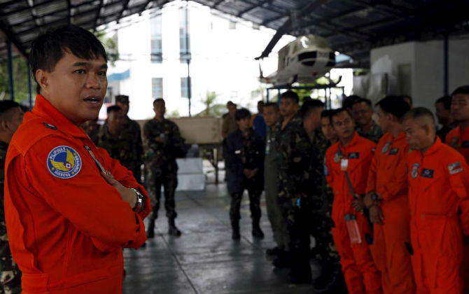 Lực lượng cứu hộ Philippines sẵn sàng ứng cứu người dân.