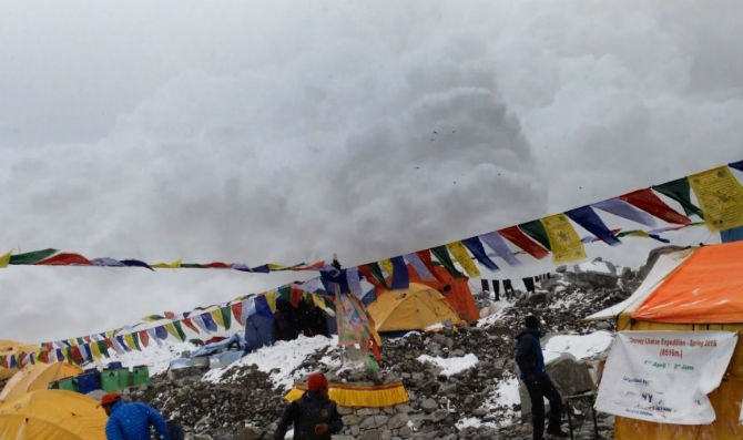 Hình ảnh ghi lại trận lở tuyết kinh hoàng trên dãy núi Everest năm 2015. Ít nhất 24 người thiệt mạng và 61 người khác bị thương trong trận lở tuyết này.