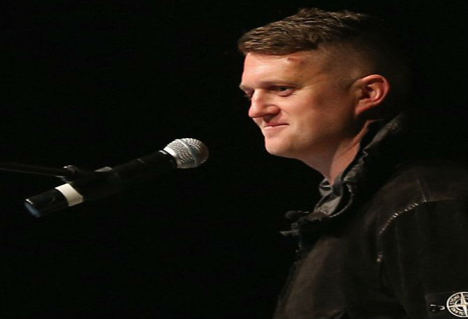 Tommy Robinson – người sáng lập của nhóm cực hữu chống Hồi giáo có tên Liên đoàn Phòng vệ Anh (EDL) – xuất hiện trong cuộc biểu tình lần này.