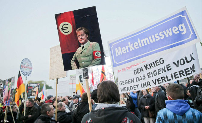 Người biểu tình phản đối bà Merkel về chính sách nhập cư.