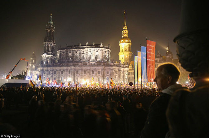Phong trào Pegida lan rộng nhanh chóng từ tháng 9/2015 khi Thủ tướng Đức Angela Merkel mở cửa biên giới tiếp nhận dòng người tị nạn và di dân vào đất nước.