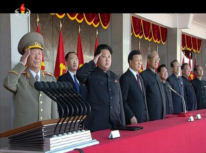 Nhà lãnh đạo Kim Jong Un cùng các quan chức cấp cao của Triều Tiên ở khu vực lễ đài. Buổi lễ có sự tham dự của ông Lưu Vân Sơn, bí thư Ban Bí thư đảng Cộng sản Trung Quốc.