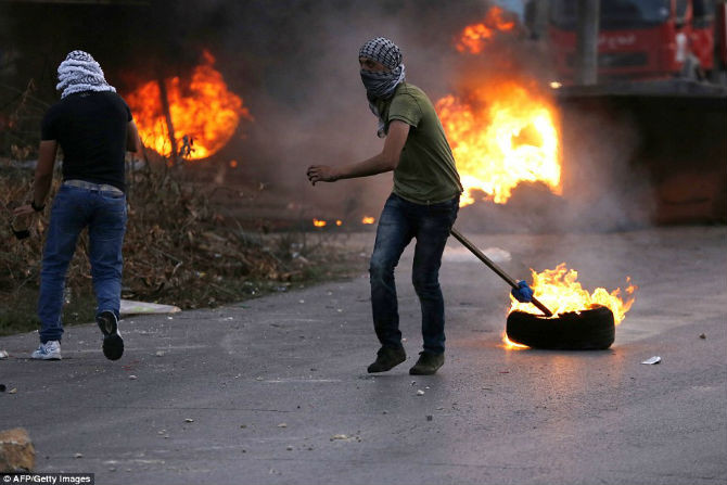 Một cuộc đụng độ giữa người biểu tình Palestine và lực lượng an ninh Israel ở khu vực gần Bờ Tây.