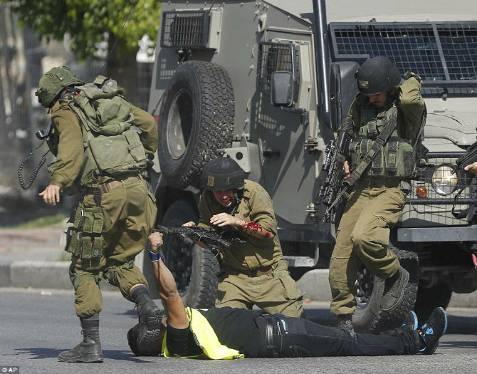 Ngay sau khi bị phát hiện giả danh nhà báo, người đàn ông Palestine bị bắn chết.