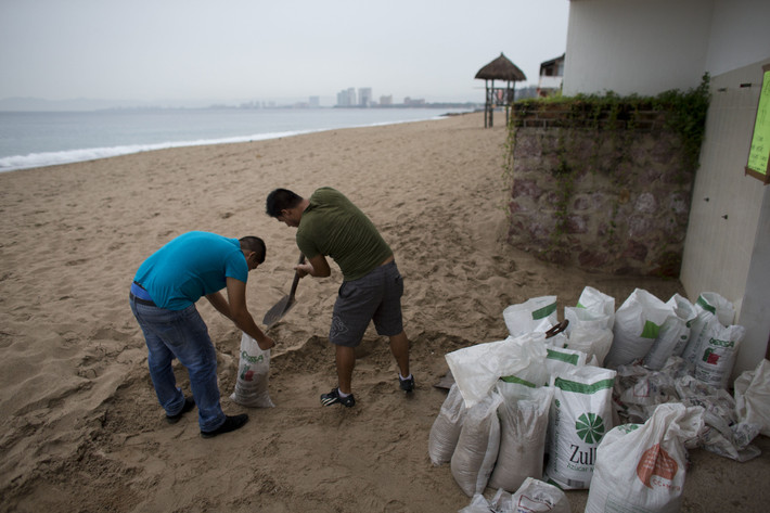 Người dân ở Puerto Vallarta chuẩn bị những bao cát trước khi siêu bão Patricia quét qua.