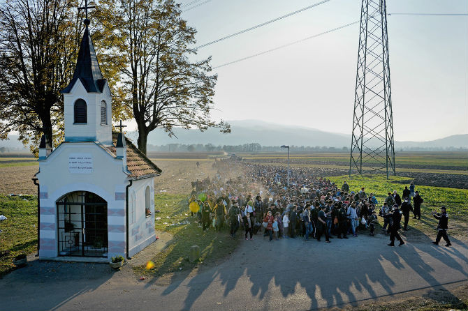 Tại Rigonce, Slovenia, cảnh sát đưa các di dân tới một khu trại tập trung trong làng Dobova ngày 26/10.