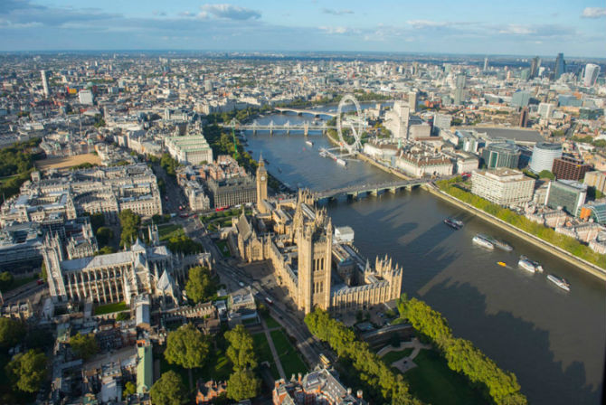 Cung điện Westminster, đường Whitehall và dòng sông Thames nhìn từ trên cao.