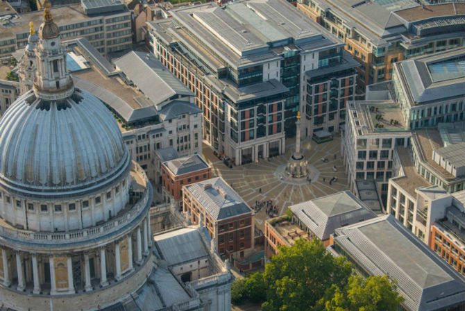 Quảng trường Paternoster gần nhà thờ chính tòa St Paul’s tại trung tâm của thành phố London.