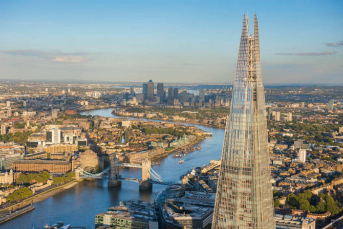 Tòa nhà chọc trời Shard và cầu tháp London.