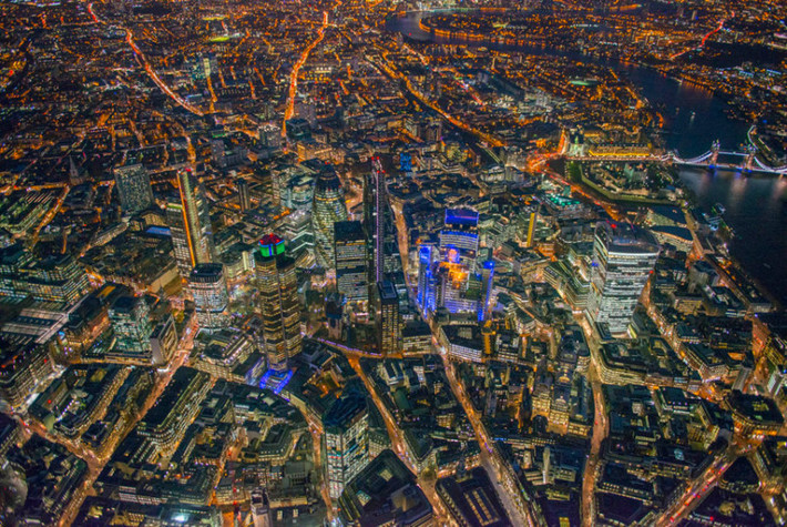 Ban đêm ở thành phố London nhìn từ độ cao hơn 700 mét.
