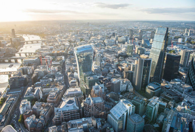 Nhiếp ảnh gia Jason Hawkers đã ghi lại những hình ảnh về Thủ đô London đẹp tuyệt vời nhìn từ trên cao. Trong ảnh là tòa nhà chọc trời 20 Fenchurch ở London.
