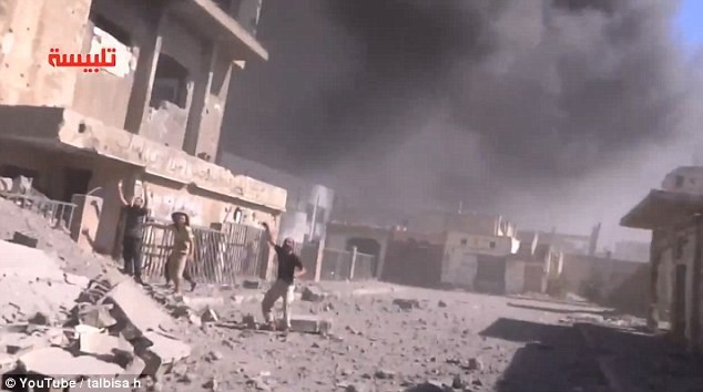 Người dân Syria vội tìm chỗ trú ẩn trong khi các máy bay Nga thực hiện nhiệm vụ tiêu diệt phiến quân IS. Tuy nhiên, các địa phương trong đợt tấn công đầu tiên của Nga ở Syria không phải là những căn cứ lớn của IS. Ảnh: RT