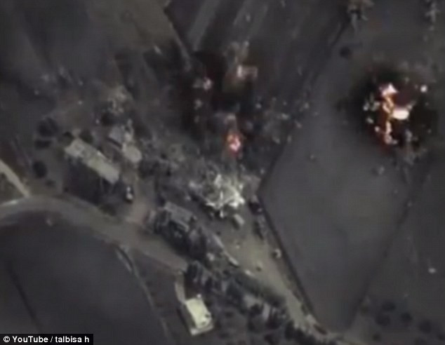 Tuy nhiên, một số nhóm nổi dậy ở Syria cáo buộc mục tiêu không kích của máy bay Nga không phải căn cứ của IS, mà là nơi ở của những nhóm đối lập phản đối chính phủ của Tổng thống Bashar al-Assad. Người phát ngôn Bộ Quốc phòng Nga Igor Konashenkov khẳng định, những chiến đấu cơ nước này đã tấn công và tiêu diệt ít nhất 8 mục tiêu của tổ chức khủng bố IS, bao gồm các trung tâm điều phối hoạt động của phiến quân. "Chúng tôi cố gắng tránh những địa điểm dân sự", ông nói. Ảnh: RT