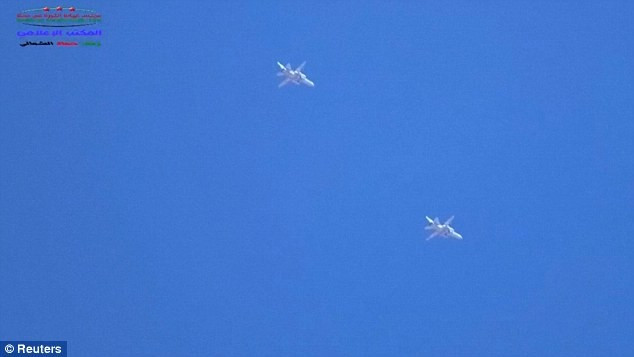 Máy bay chiến đấu Nga bay trên bầu trời tỉnh Hama ở Syria. Khu vực này do những nhóm nổi dậy ôn hòa chiếm giữ. Tại cuộc họp chính phủ ngày 30/9, Tổng thống Nga Vladimir Putin Putin khẳng định, cần phải đánh phủ đầu lực lượng IS tại Syria để giành chiến thắng. Ông cũng kêu gọi các nước tham gia chiến dịch không kích cần tăng cường đoàn kết hơn. Ảnh: Reuters