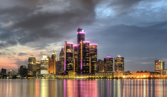 Detroit là một trong những thành phố nguy hiểm nhất nước Mỹ. Khoảng 38,1% trong tổng số dân gần 700 nghìn người của thành phố này đang sống dưới mức nghèo đói.