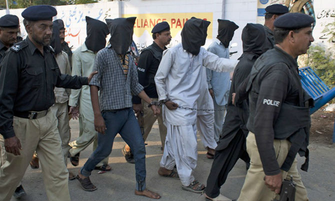 Karachi của Pakistan là thành phố có nền chính trị bất ổn. Những cuộc xung đột giữa các tổ chức khủng bố liên tục xảy ra. Đây là một trong những địa điểm nguy hiểm bạn nên tránh xa khi ghé thăm Pakistan.