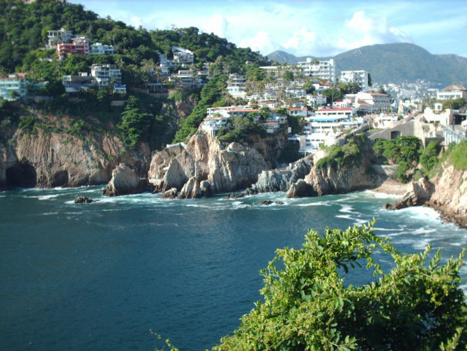 Những năm gần đây, Acapulco nằm trong danh sách thành phố có tỷ lệ giết người cao nhất Mexico. Tình trạng buôn lậu ma túy và bạo lực khiến Acapulco trở thành một trong những thành phố đáng sợ nhất hành tinh.