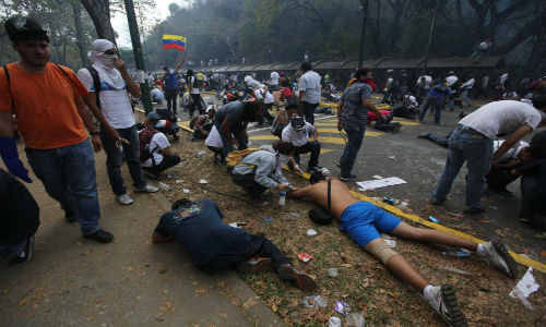 Thủ đô Caracas của Venezuela có tỷ lệ giết người cao. Bạo lực đường phố cũng thường xuyên xảy ra tại thành phố này.