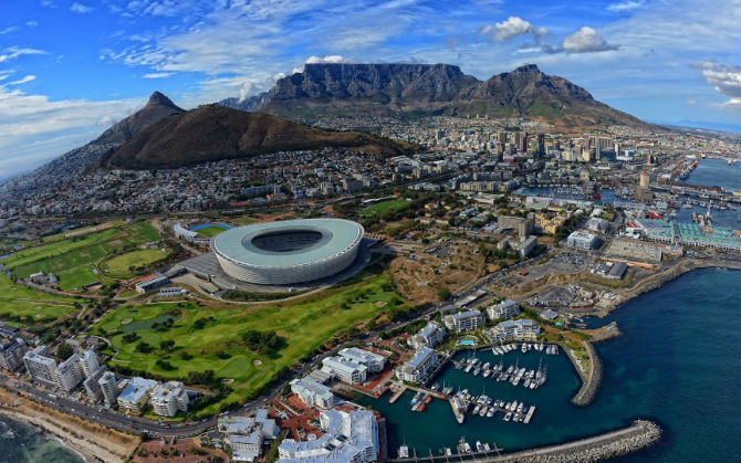Cape Town là thành phố đông dân thứ hai ở Nam Phi. Mặc dù có nhiều địa điểm thu hút khách du lịch nhưng nơi đây cũng ẩn chứa nhiều mối nguy hiểm với các vụ giết người, cướp của, hiếp dâm, bắt cóc,...